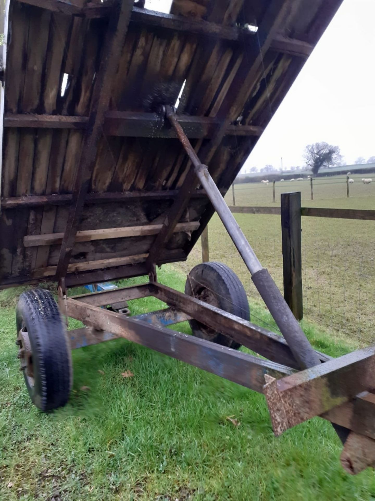 4 TON WOODEN TIPPING TRAILER-NEEDS FLOOR - Image 4 of 7