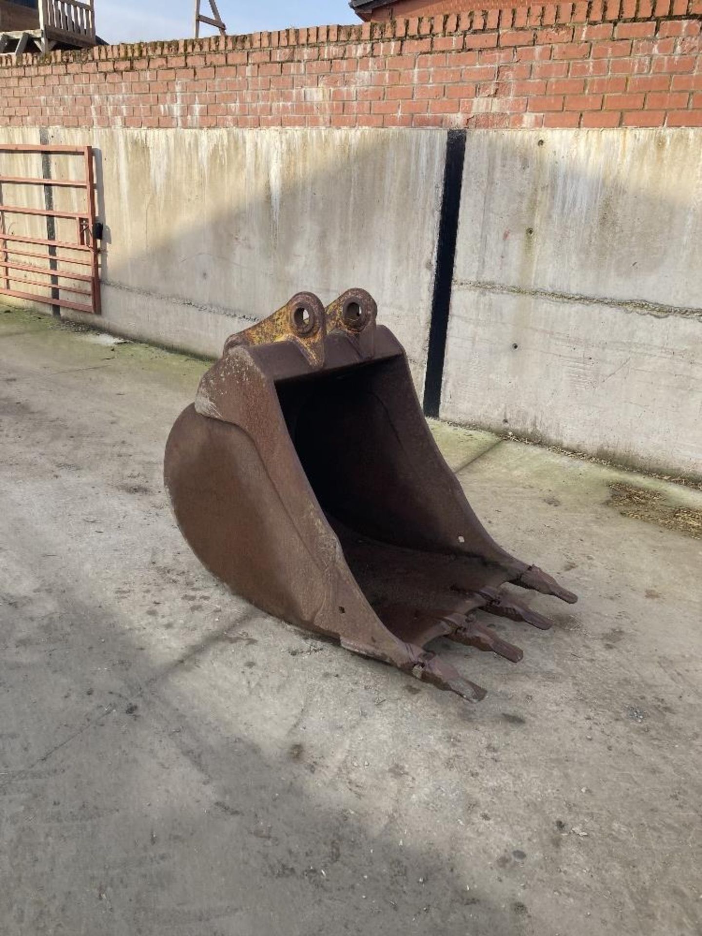 DIGGER BUCKET FOR 13/14 TONNE MACHINE - Image 3 of 3