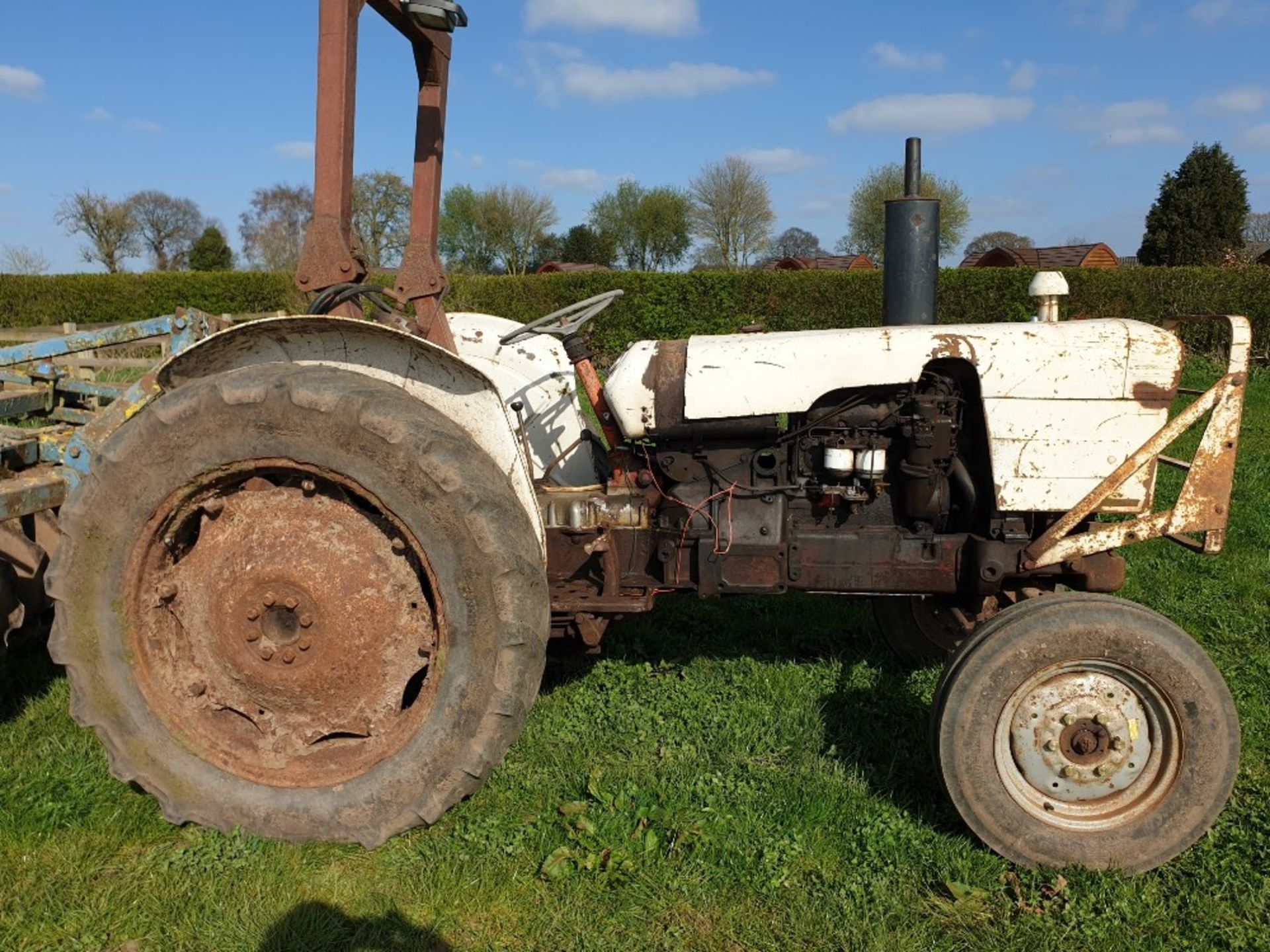 DAVID BROWN 880 2WD TRACTOR - Image 2 of 6