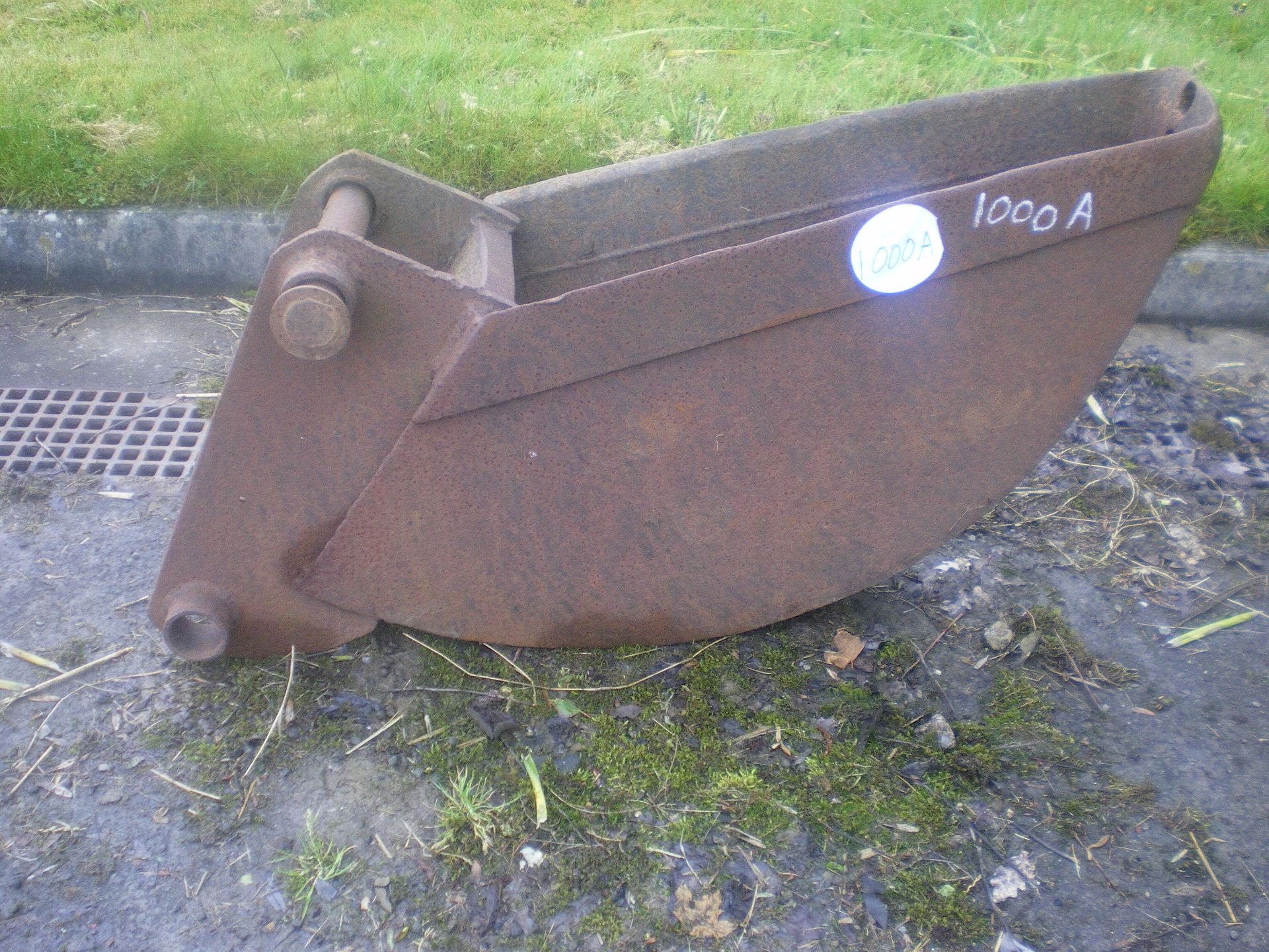 SMALL DIGGER BUCKET