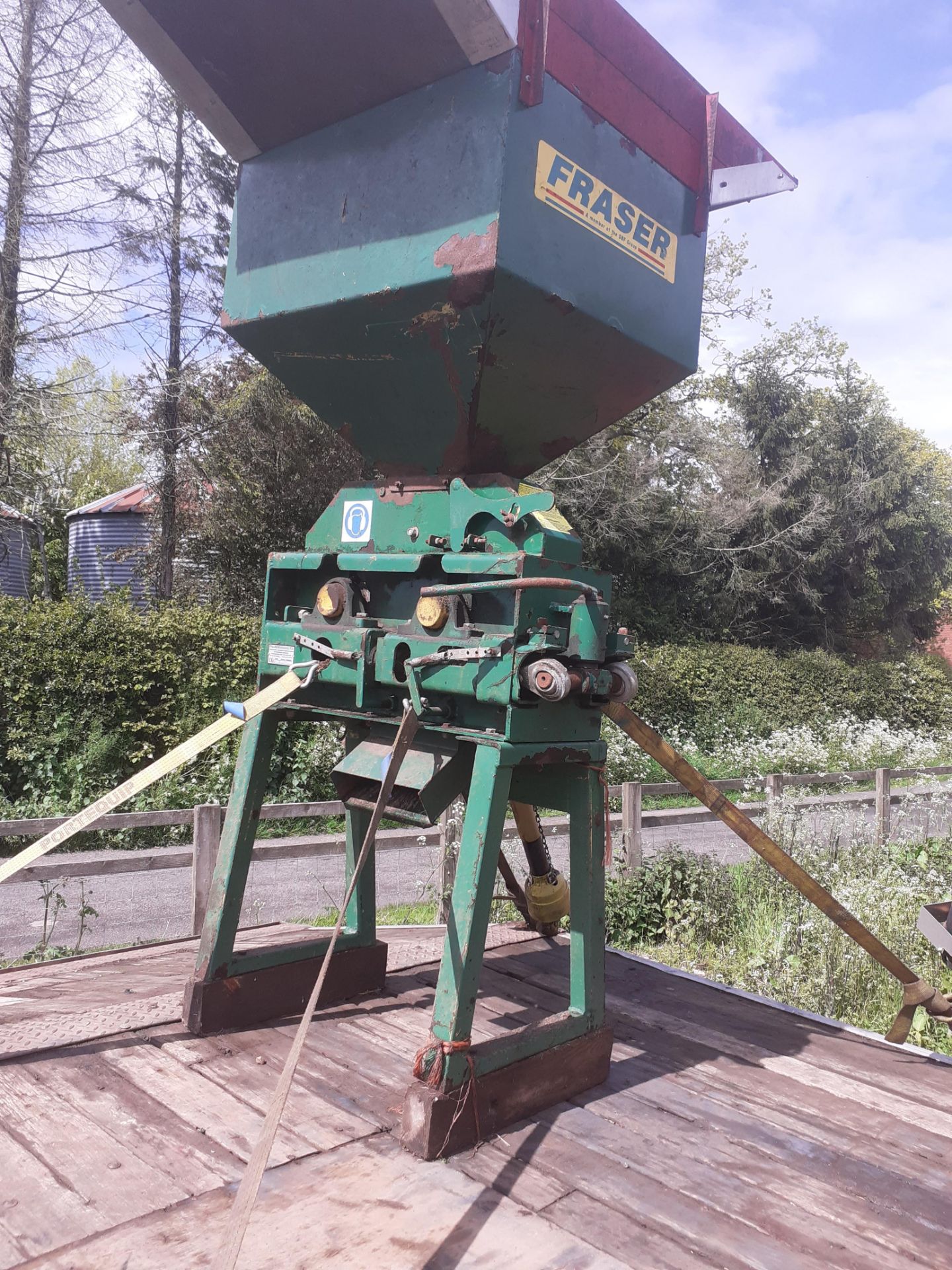 FRAZER 5" PTO DRIVEN ROLLER MILL WITH STAND AND HOPPER GOOD ORDER - Image 2 of 2