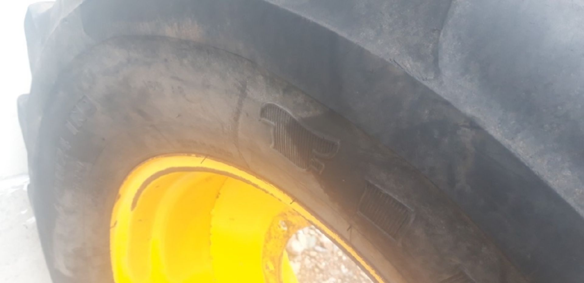 10 STUD WHEEL RIM WITH 17.5 L R24 TYRE - Image 6 of 6