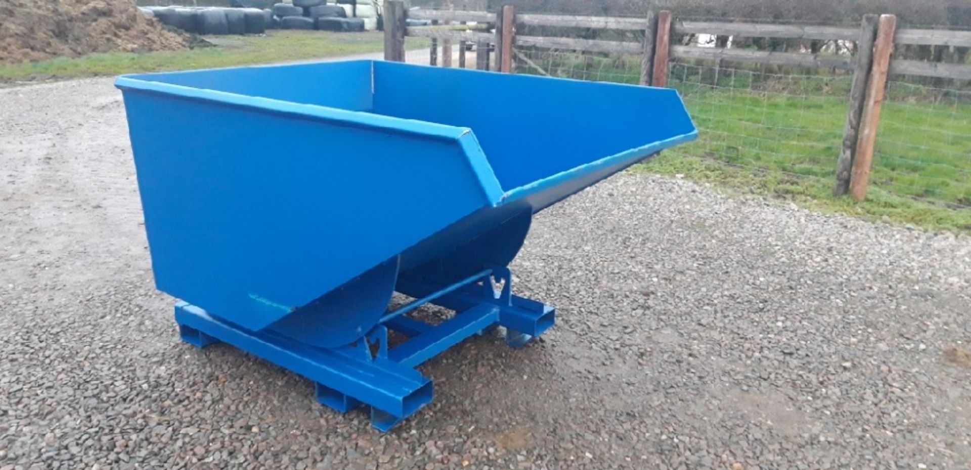 NEW GREEN 1250 LITRE TIP SKIP 4WAY ENTRY