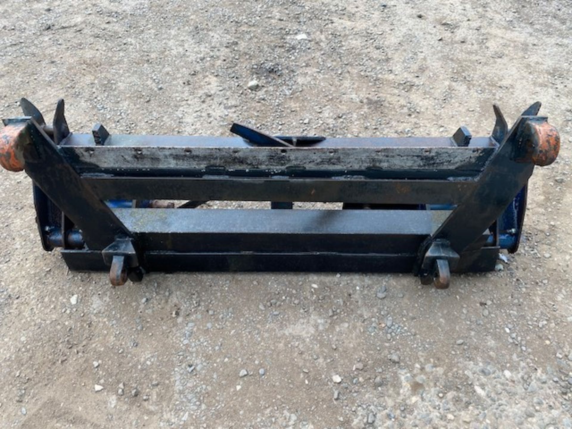 ADAPTER PLATE FOR LOADER