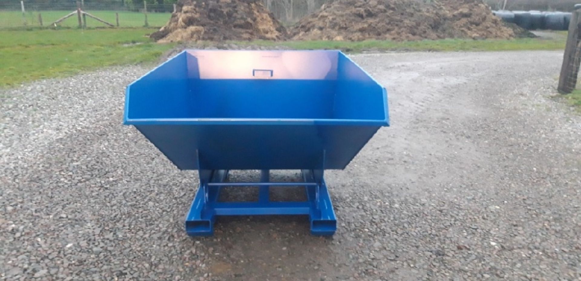 NEW GREEN 1250 LITRE TIP SKIP 4WAY ENTRY - Image 4 of 8