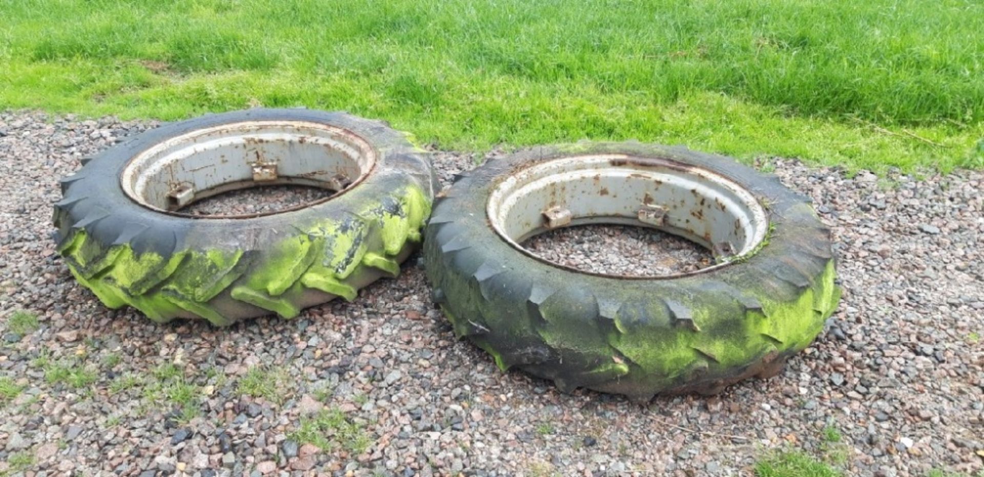 2 WHEEL TYRE ASSEMBLIES 11.2 R28