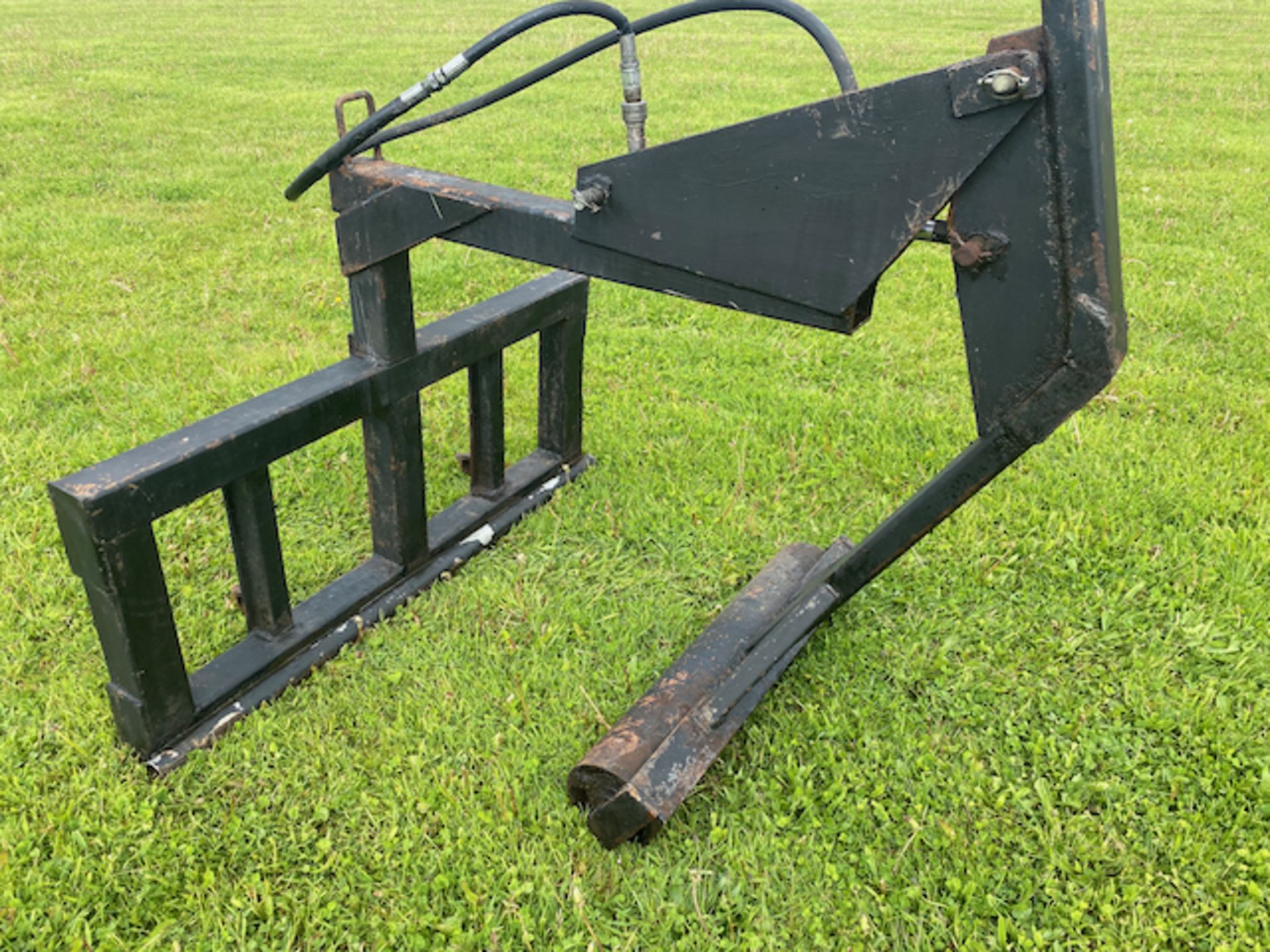 ROUND OR SQUARE WRAPPED BALE HANDLER