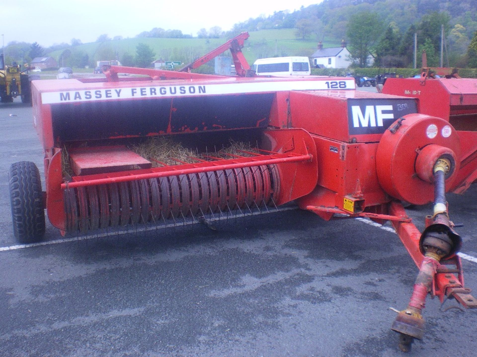 MASSEY FERGUSON 128 CONVENTIONAL BALER