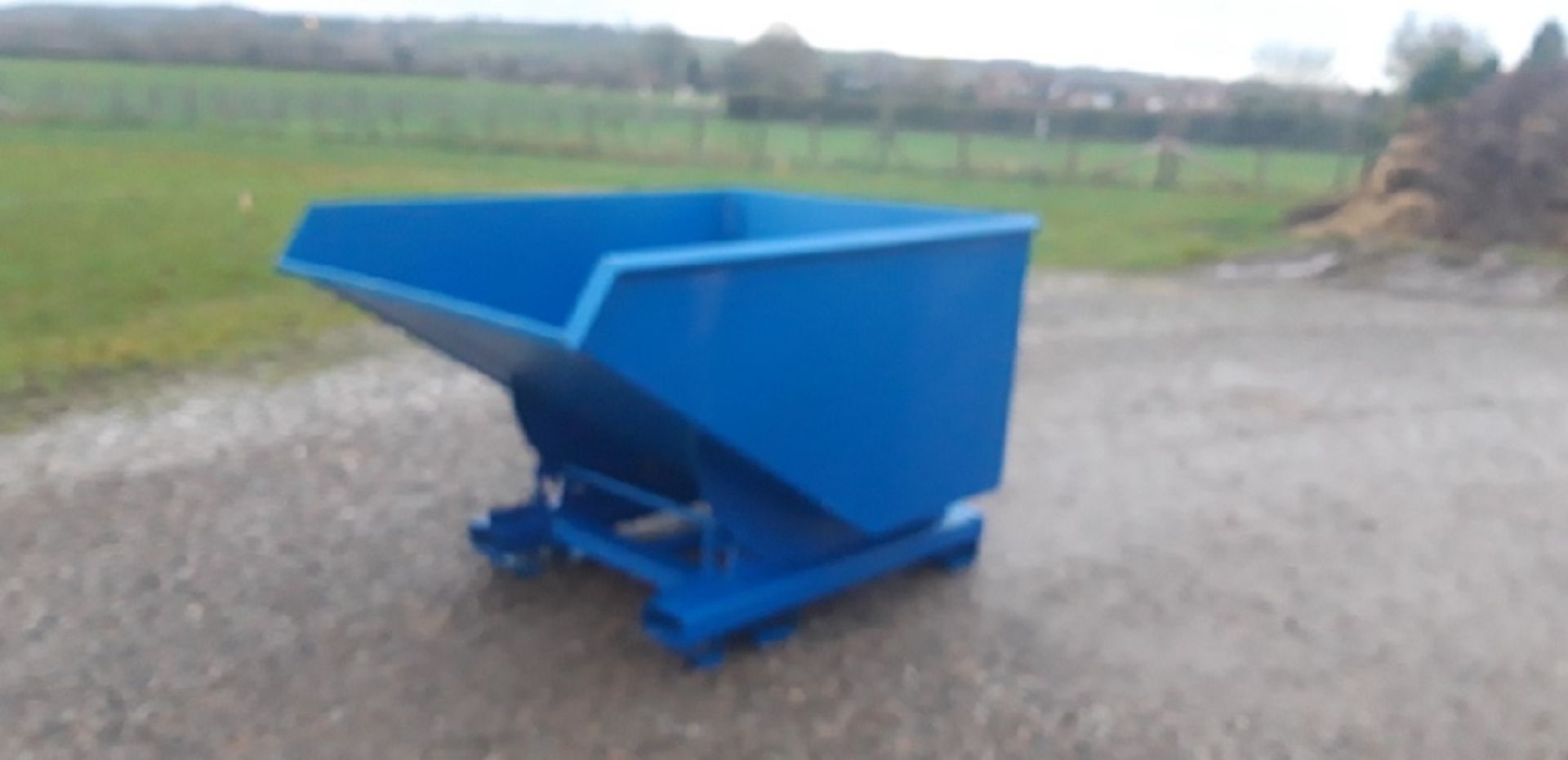 NEW GREEN 1250 LITRE TIP SKIP 4WAY ENTRY - Image 5 of 8