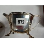 A SILVER CREAM JUG WITH SCROLLED RIM TO