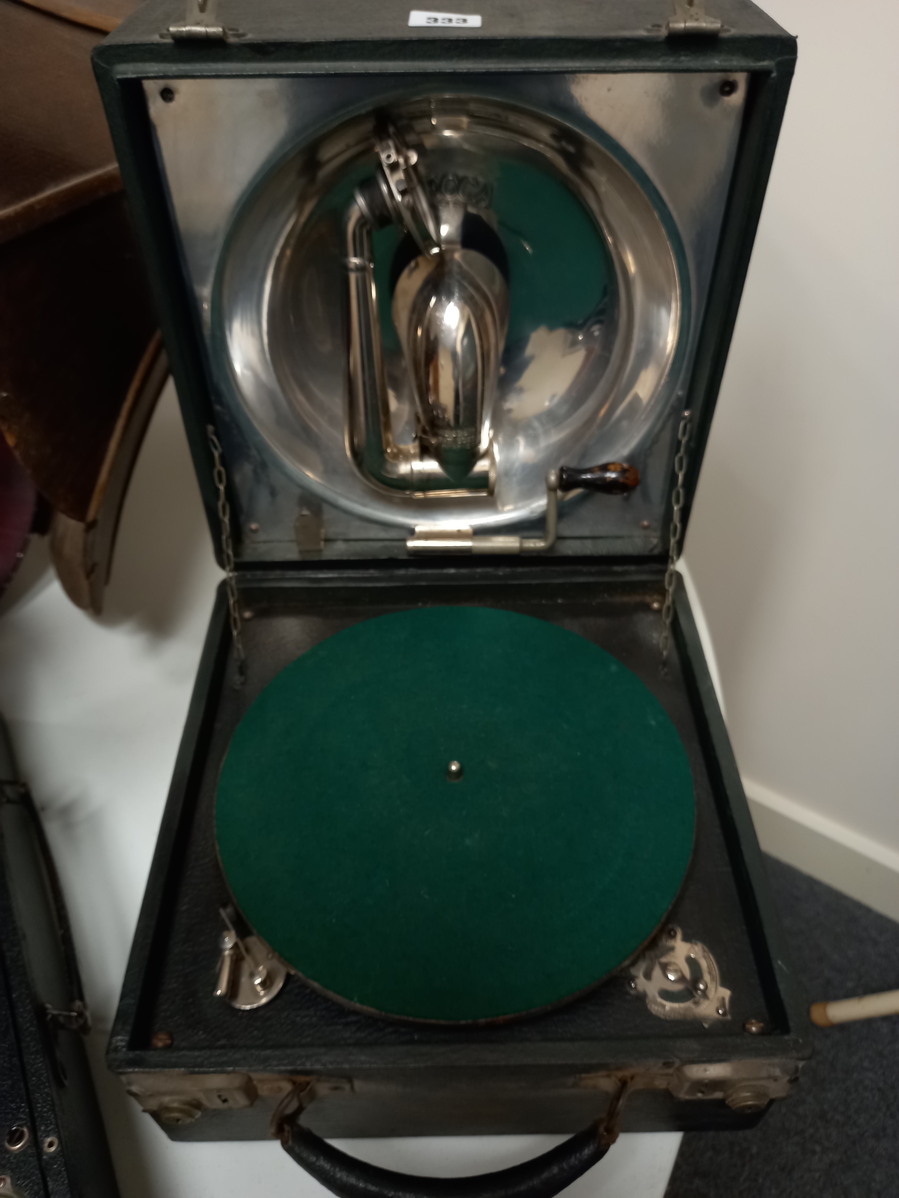 1930'S DECCA PORTABLE WIND UP GRAMAPHONE