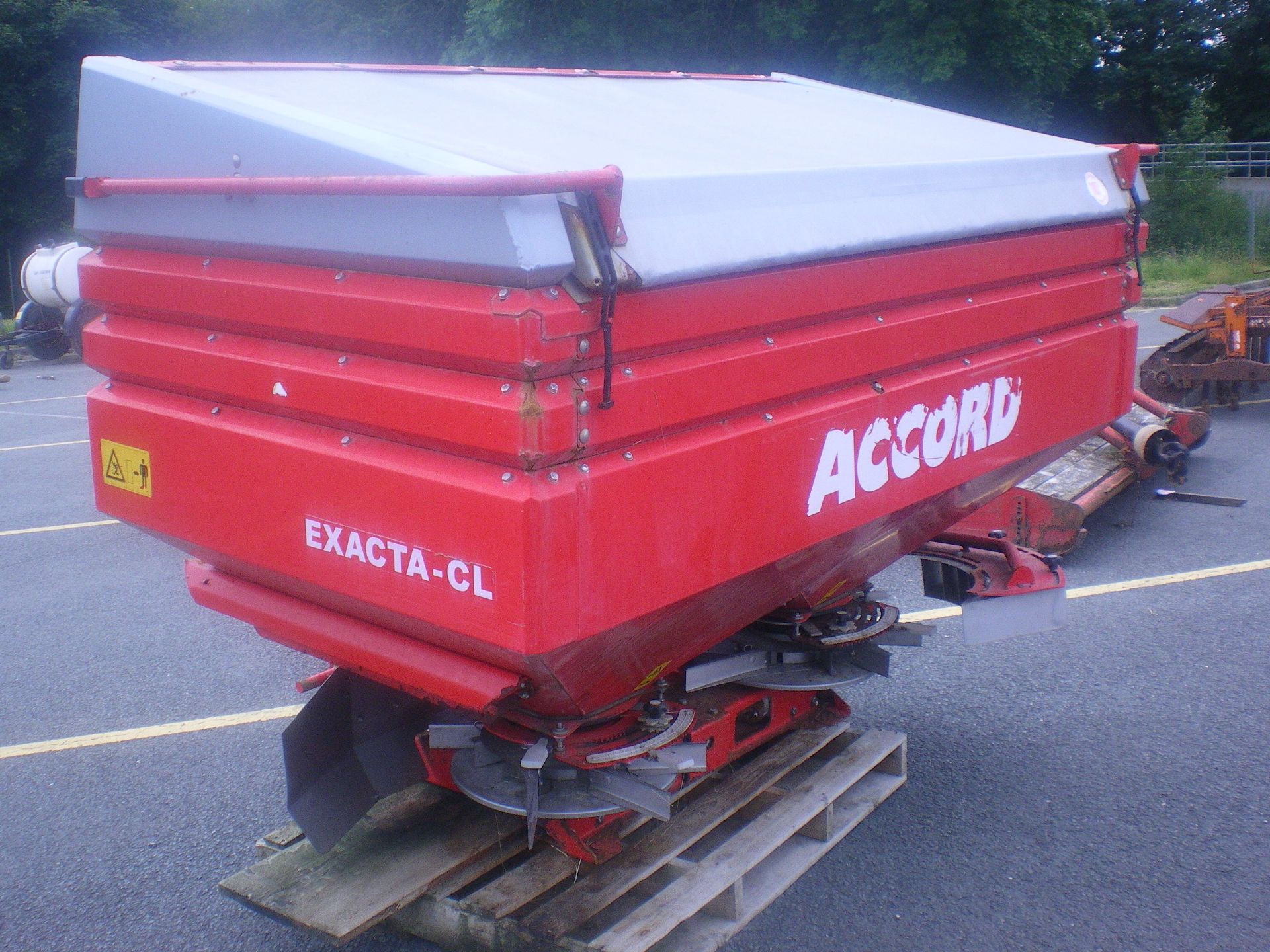 ACCORD FERTILISER SPINNER - Image 2 of 2