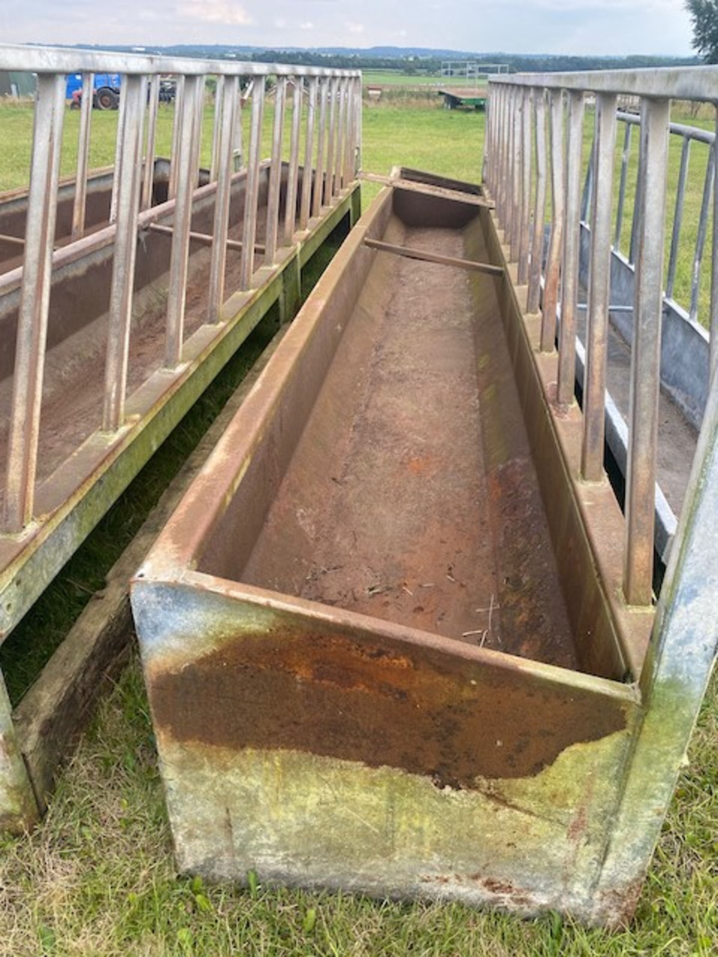 19' FEED TROUGH AND BARRIER - Image 2 of 4