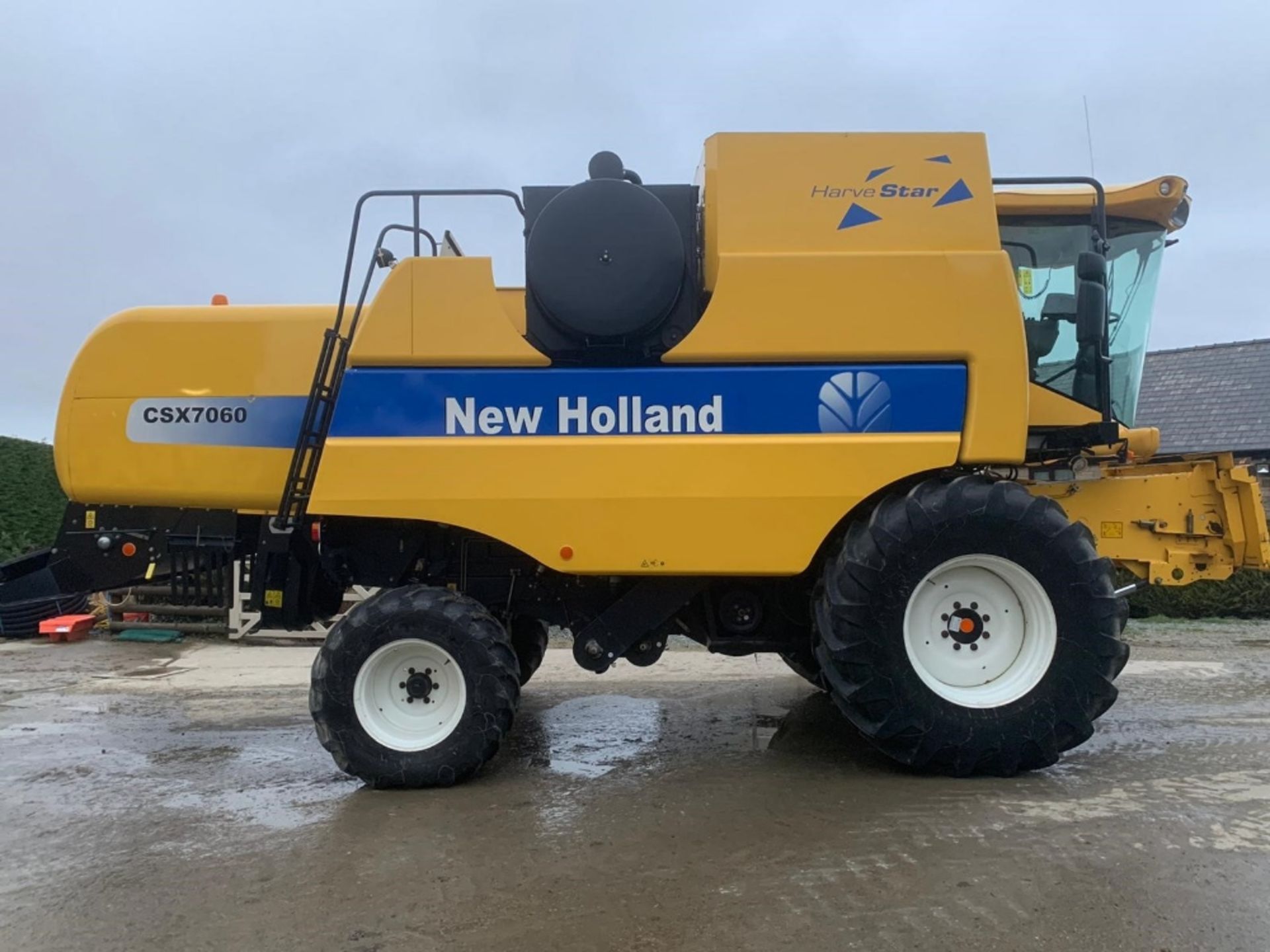 2007 NEW HOLLAND CSX 7060 COMBINE - Image 7 of 16