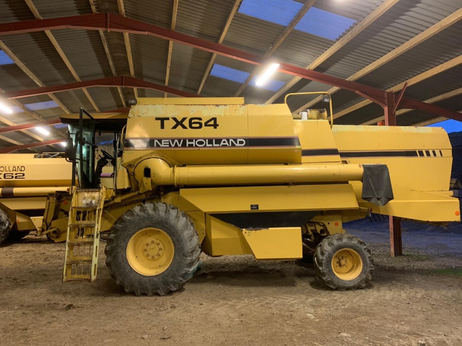 NEW HOLLAND TX 64 COMBINE - Image 8 of 11