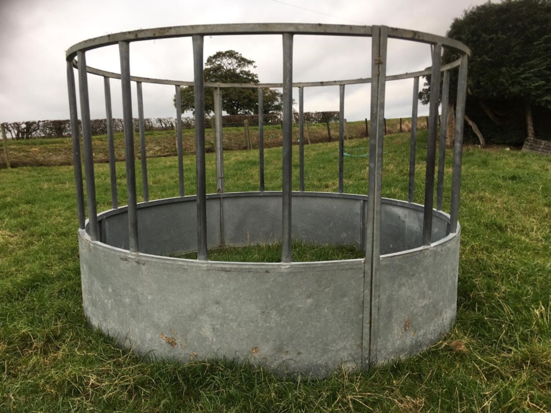 GALVANISED CATTLE RING FEEDER - Image 4 of 4