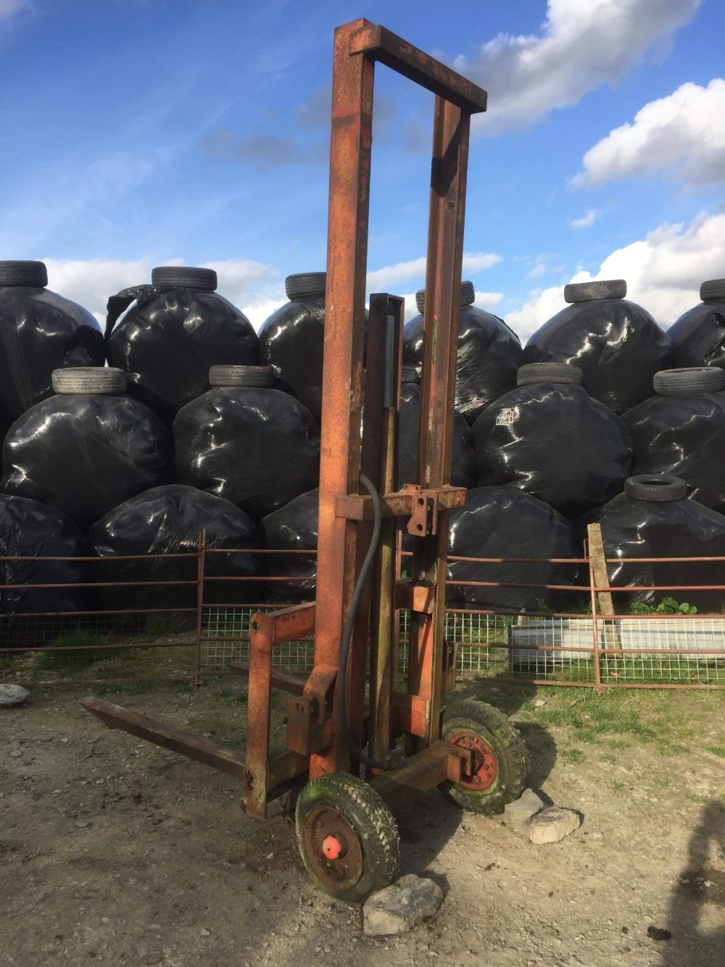 TRACTOR REAR MOUNTED FORKLIFT