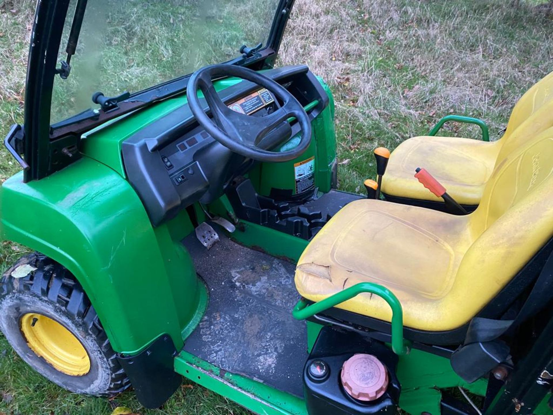 John Deere Gator Hi Lo Box, Diff Lock, Electric Tip , Needs LH FenderRuns and drives ok - Image 5 of 8