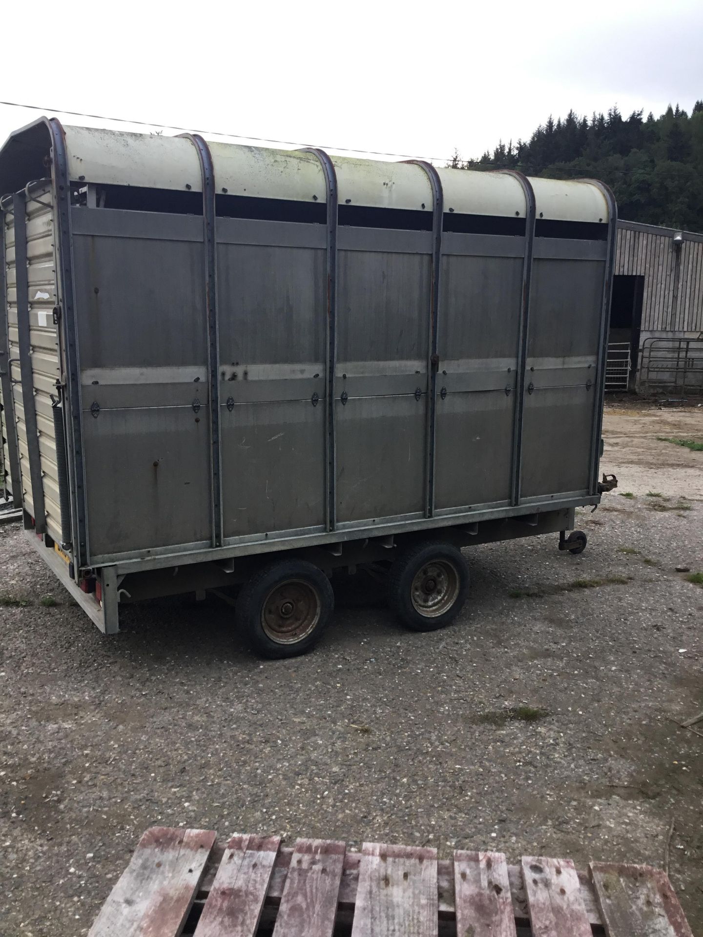 IFOR WILLIAMS 10' STOCK TRAILER. WITH DECKS . NEW BRAKES AND LED LIGHTS - Image 4 of 4