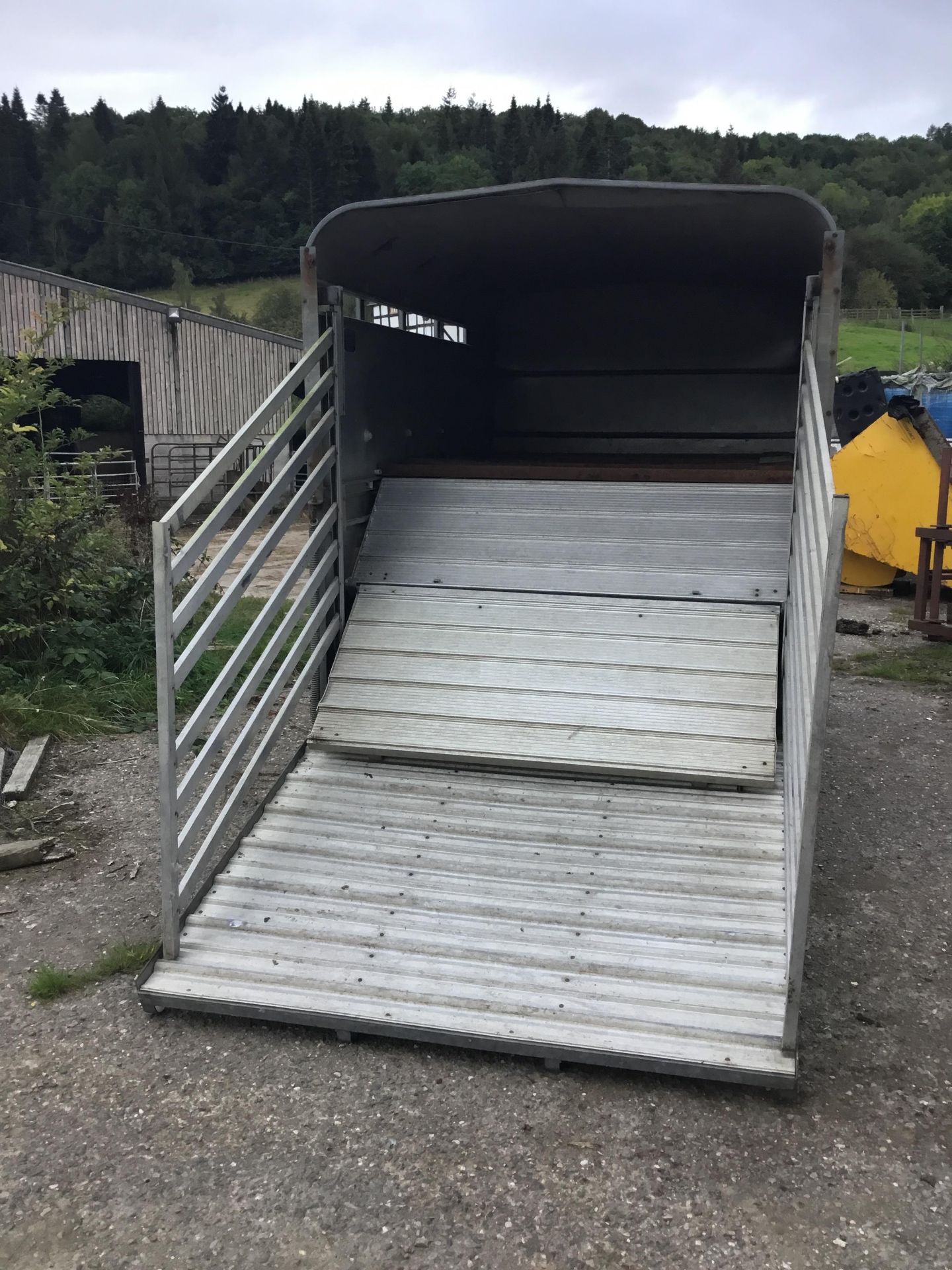 IFOR WILLIAMS 10' STOCK TRAILER. WITH DECKS . NEW BRAKES AND LED LIGHTS - Image 2 of 4