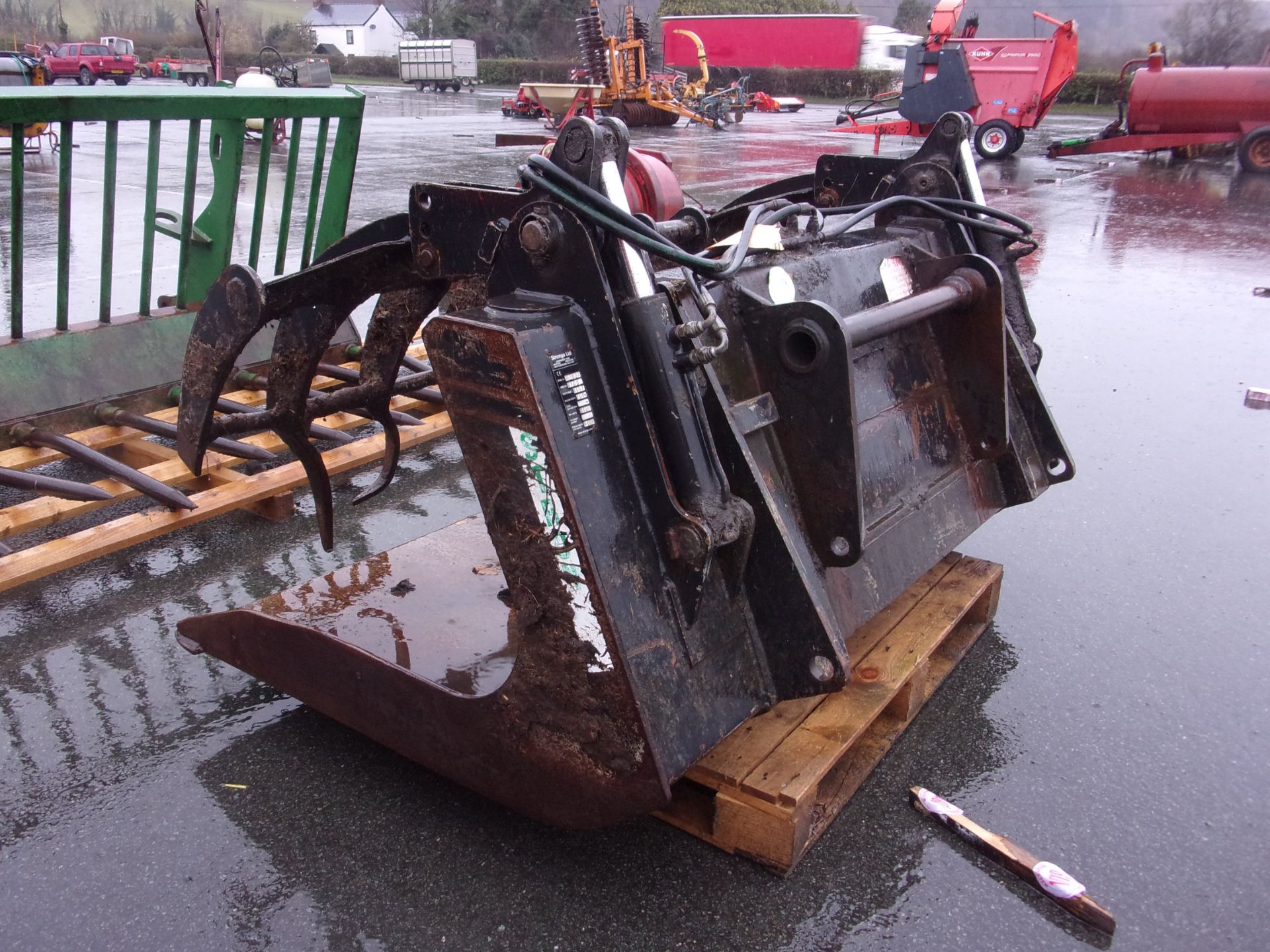 6'6" BUCKET WITH GRAB + MANITOU BRACKETS