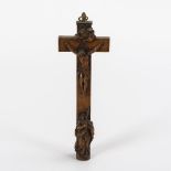 Reliquienkreuz mit Schnitzfiguren