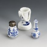 Flakon, Salzstreuer und Vase mit Blaumalerei
