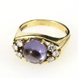 Ring mit blauviolettem Stein und Brillanten