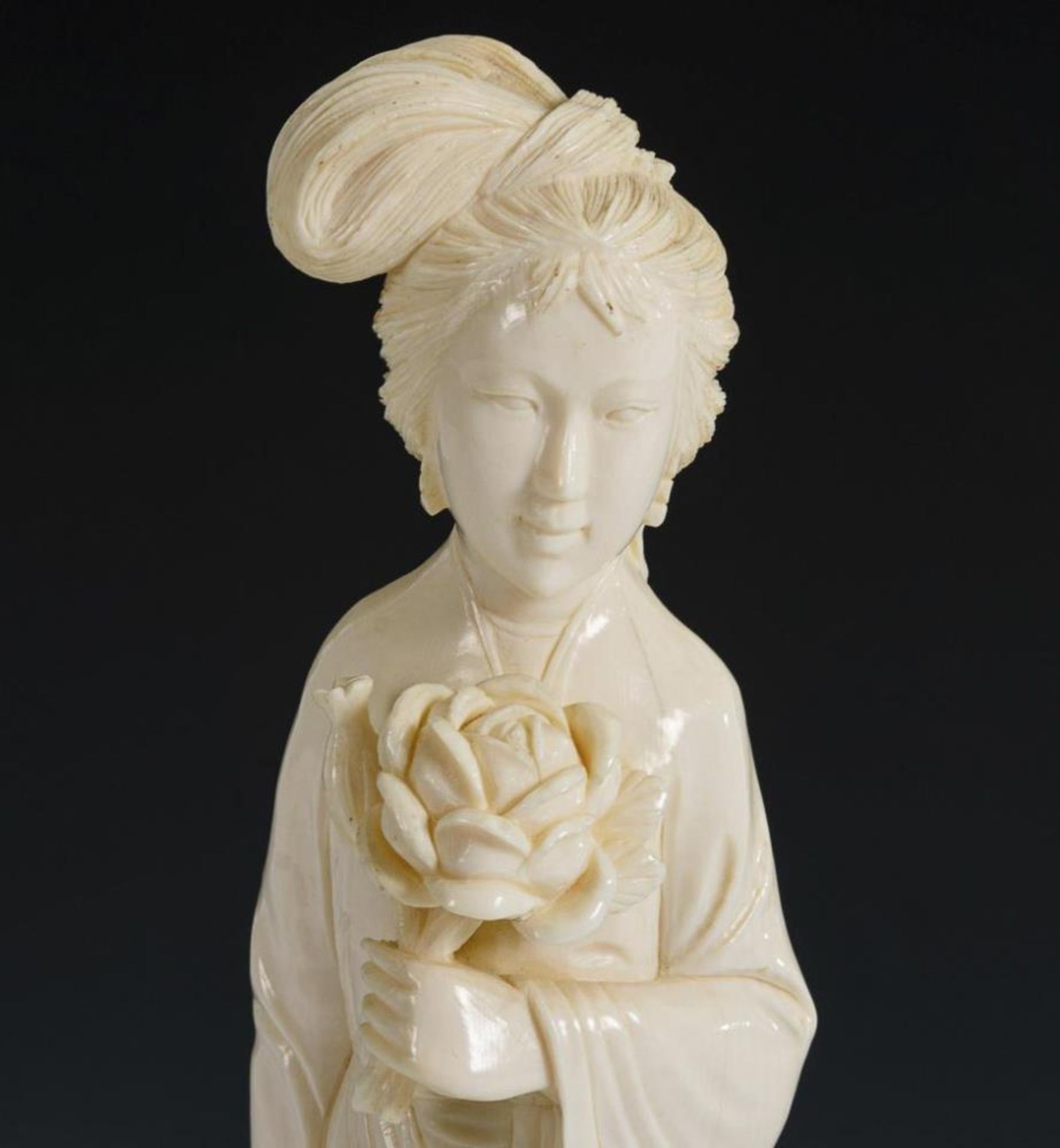 Okimon - Frauenfigur mit Blumen - Bild 2 aus 3