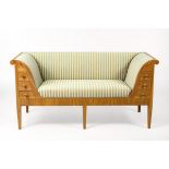 Zierliches Sofa im Biedermeier-Stil