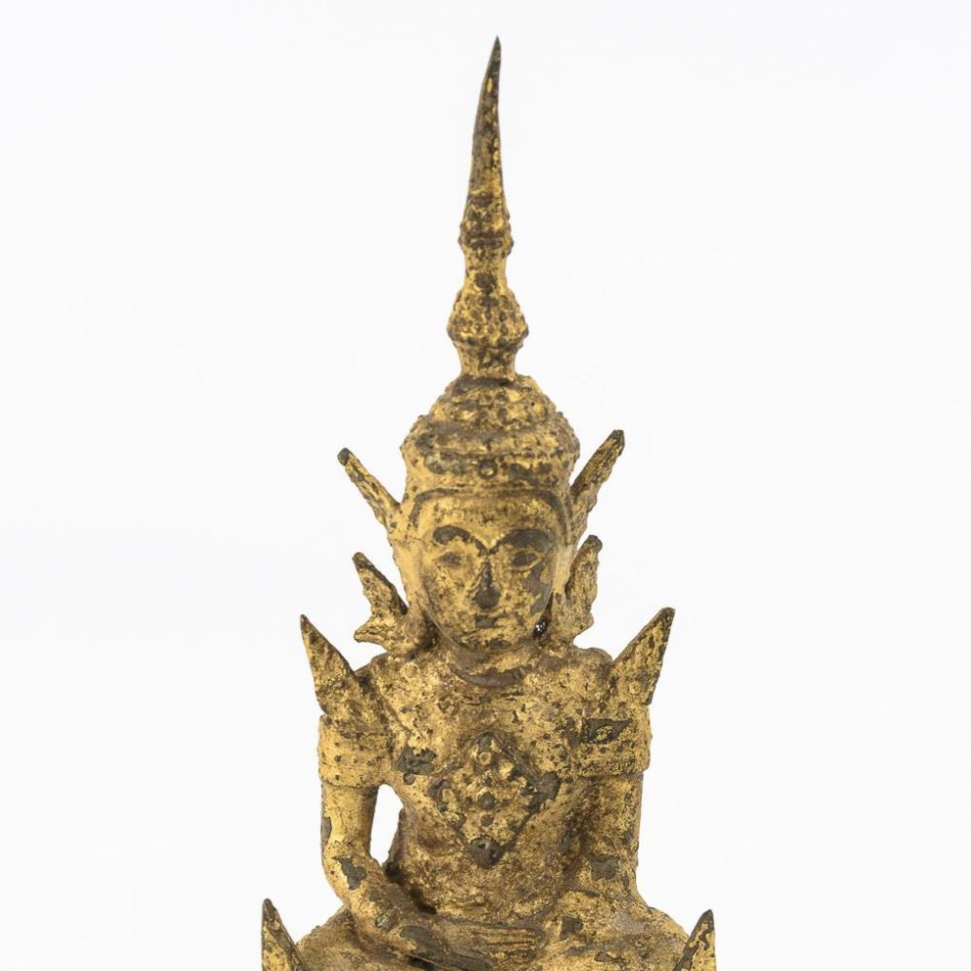 Vergoldeter kleiner Buddha im Rattanakosin-Stil