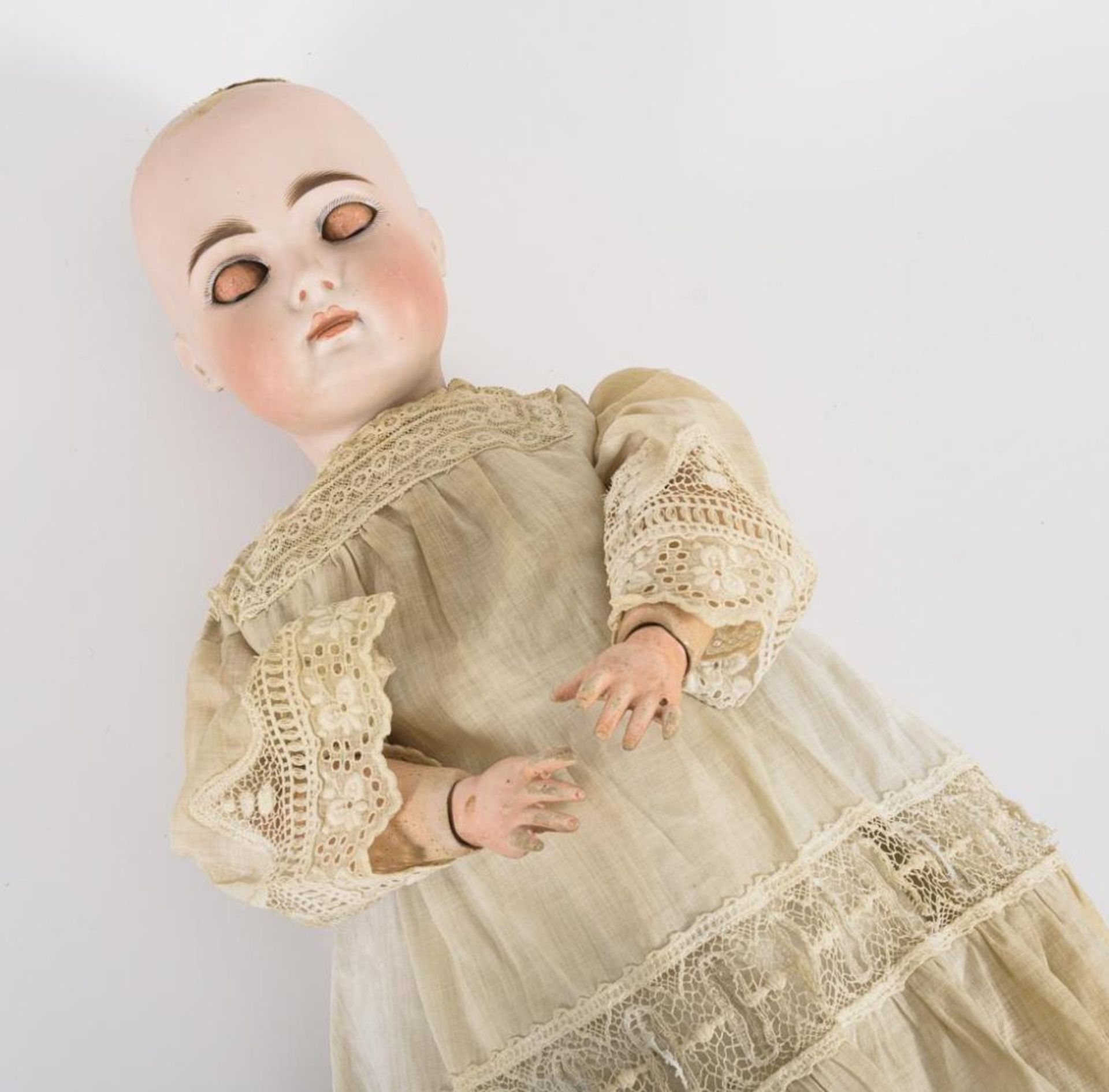 Ausdrucksvolles Puppenmädchen mit geschlossenem Mund - Bild 5 aus 6