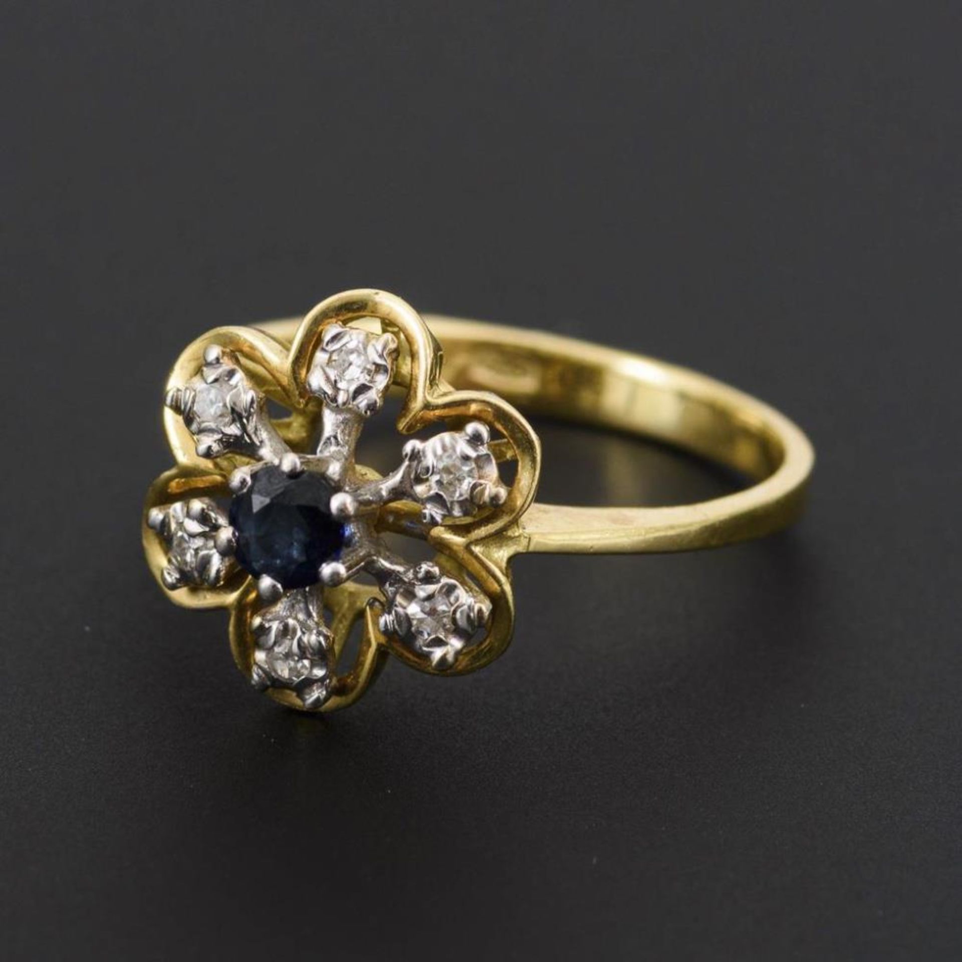 Ring mit Saphir und Diamanten