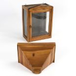 Biedermeier-Wandvitrine mit Konsole