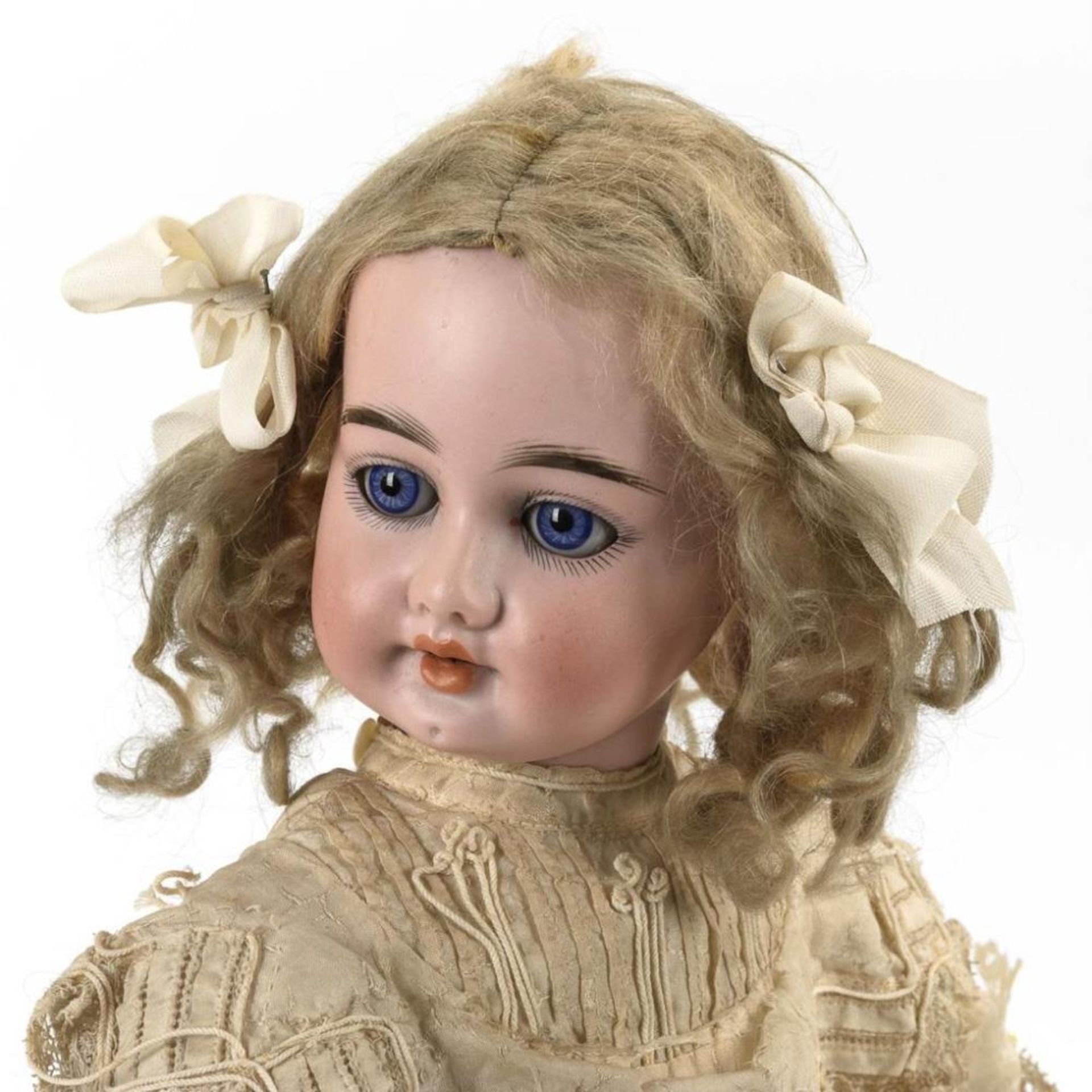 Blondes Puppenmädchen mit Strohhut - Bild 3 aus 5