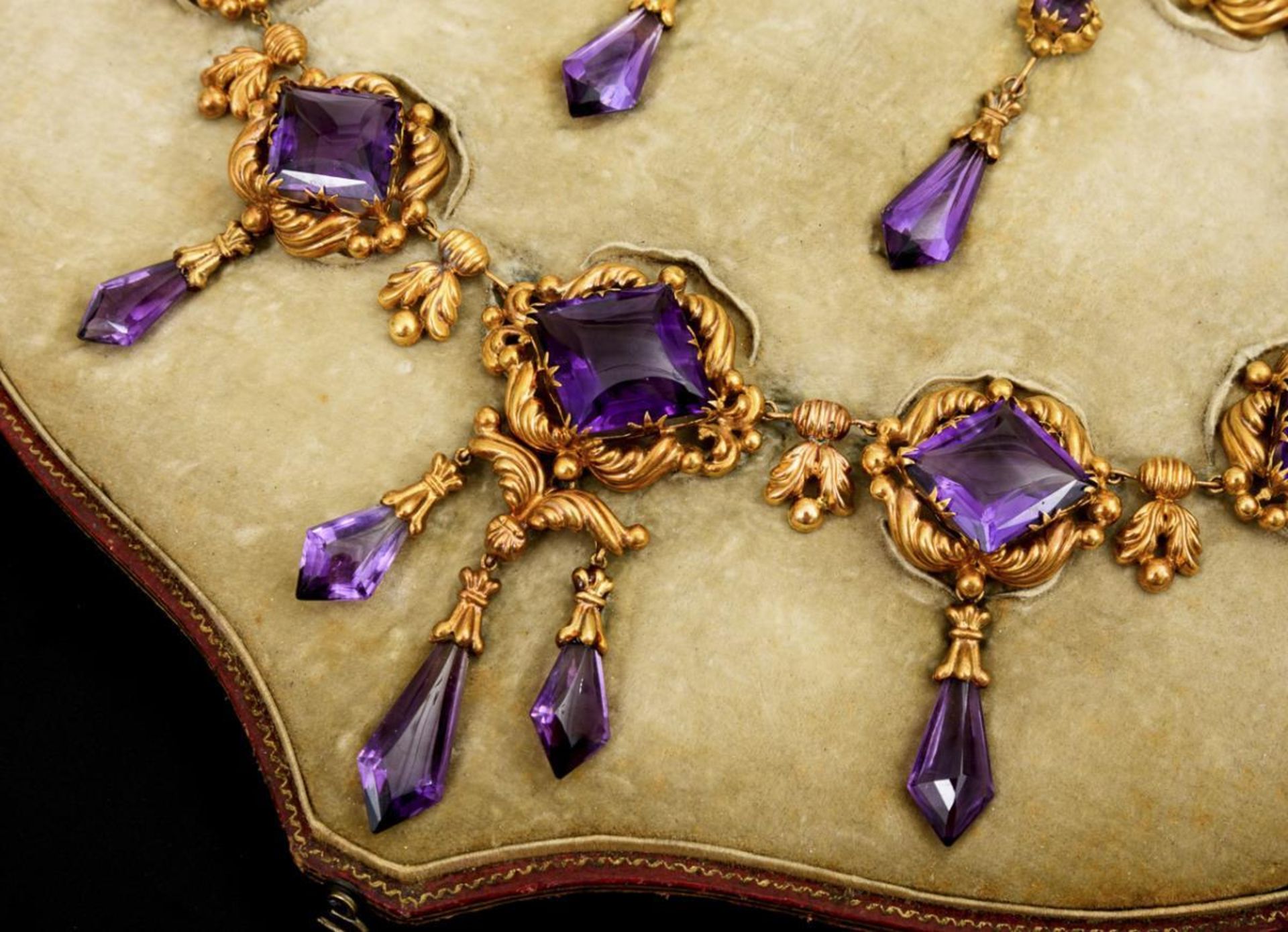 Seltene Biedermeier-Demi-Parure mit Amethysten im Originaletui, Mitte 19. Jh - Image 2 of 4