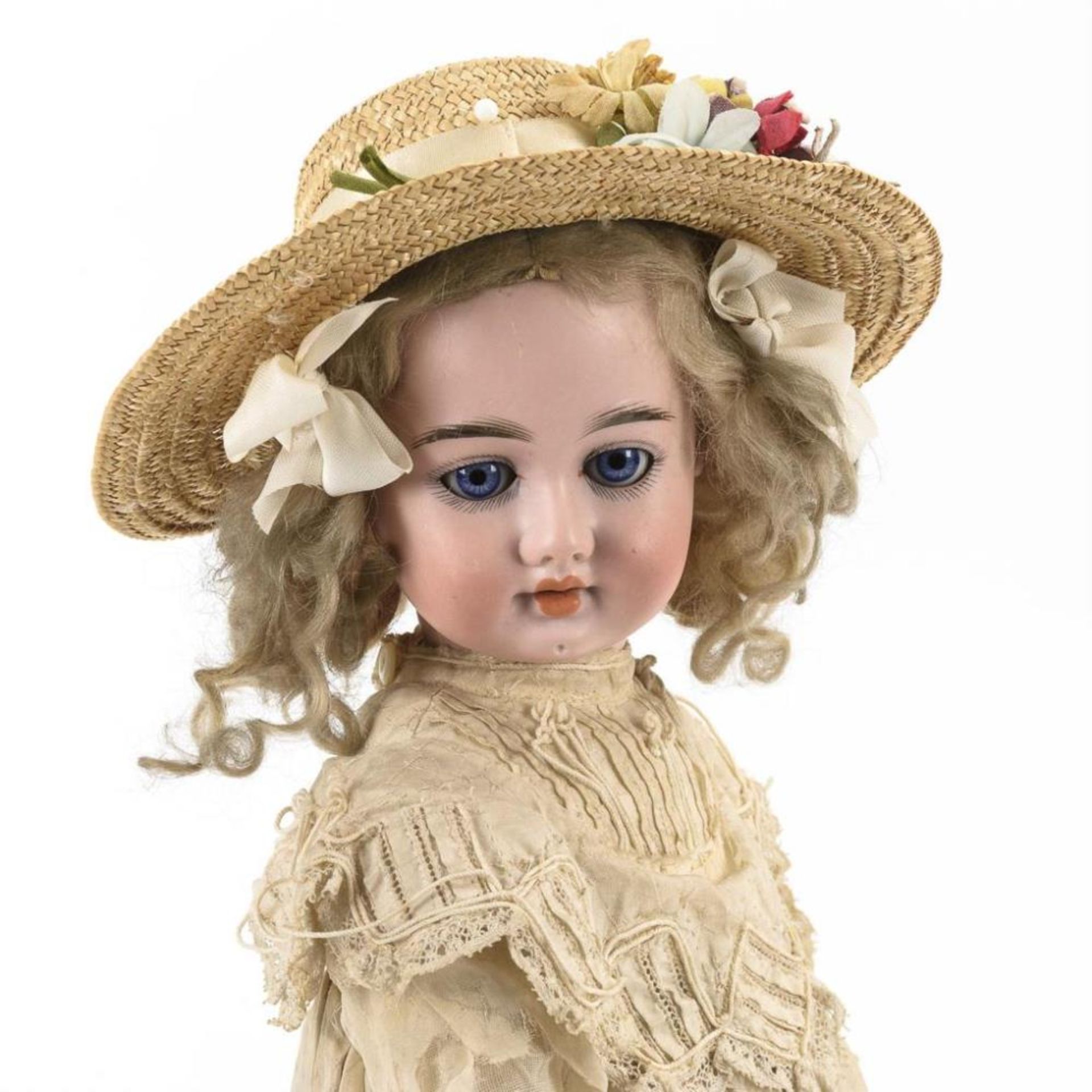 Blondes Puppenmädchen mit Strohhut - Bild 4 aus 5