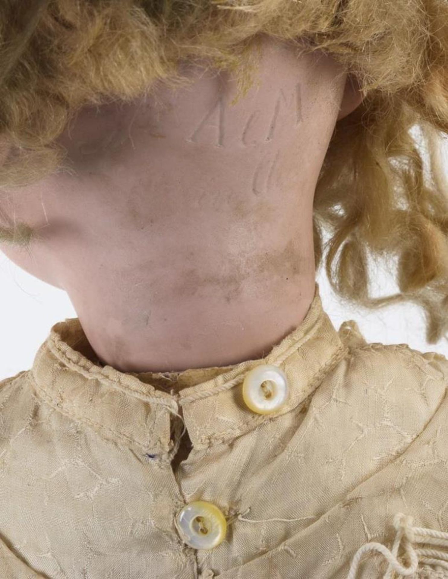 Blondes Puppenmädchen mit Strohhut - Bild 5 aus 5