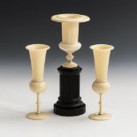 Vase und Vasenpaar aus Elfenbein
