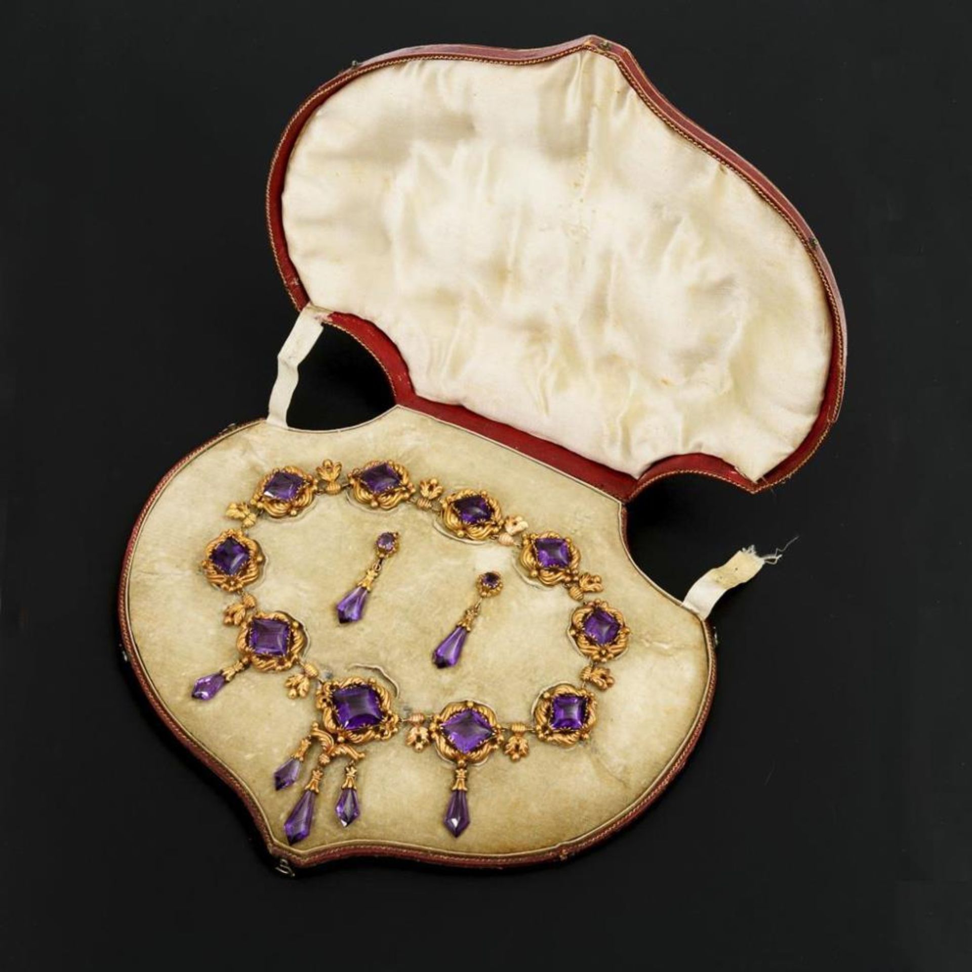 Seltene Biedermeier-Demi-Parure mit Amethysten im Originaletui, Mitte 19. Jh - Image 3 of 4