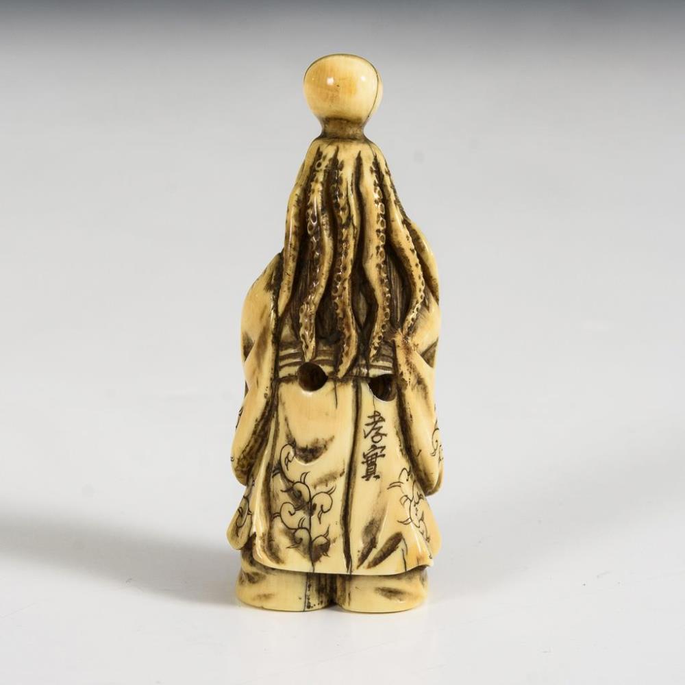 Elfenbein - Netsuke Mann mit Tintenfisch auf dem Kopf - Image 2 of 3