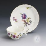 Barocke Tasse mit Blumenmalerei. Meissen.