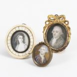3 Miniaturen: Damenbildnis im Elfenbein-Rahmen und 2 Herrenbildnisse.