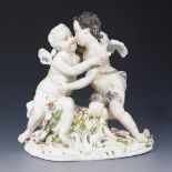 Barock-Figurengruppe: Amoretten als Amor und Psyche. Meissen.