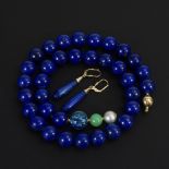 Lapislazuli-Kette und Ohrhängerpaar.