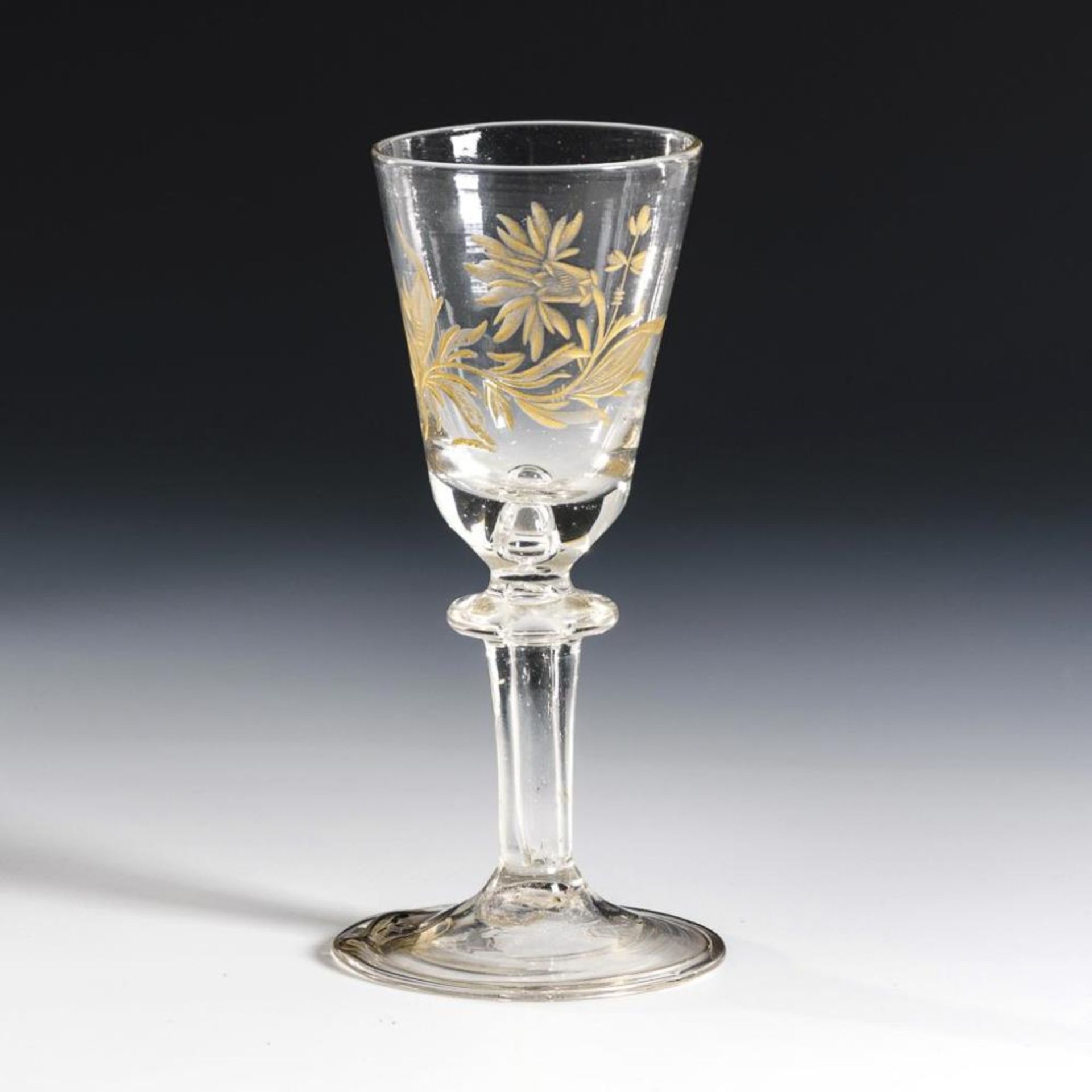 Barockes Kelchglas mit Floraldekor.