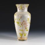 Jugendstil-Vase mit Blumendekor. Baccarat.