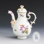 Barockes Kännchen mit Blumenmalerei. Meissen.