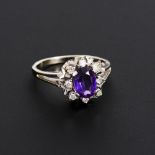 Ring mit Amethyst und Diamanten.