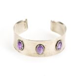 Designer-Armreif mit Amethysten.